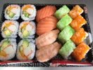 6 Piezas maki, 8 piezas rollo, 2 Sushi salmón, 2 Sushi langostino